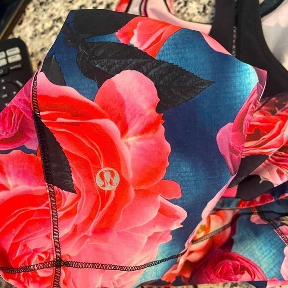 lululemon SECRET GARDEN Lightened Up Singlet - no size, most likely 4 - Picture 9 of 10